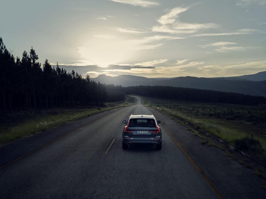  Volvo XC60 T8 AWD Recharge 2020 года  (фото 8 из 13)